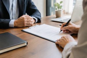 Contrat fournisseur : clauses essentielles et bonnes pratiques à connaître